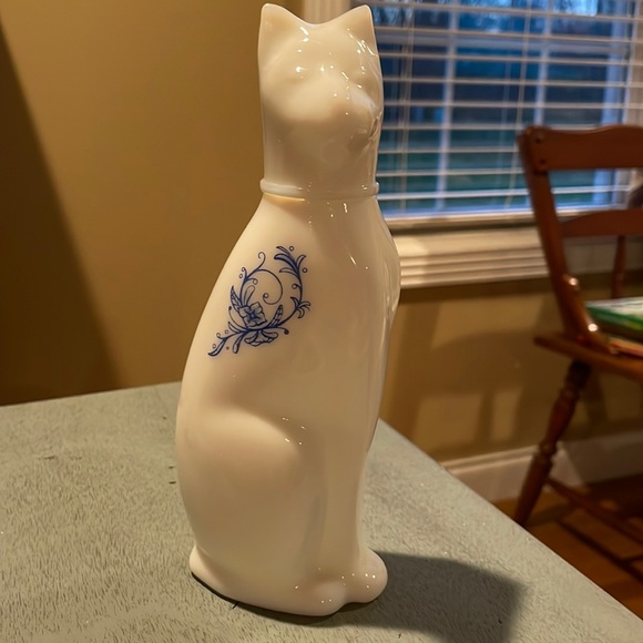 Avon Other - Vintage 1970s Avon White Milk Glass Ming Cat Cologne Bottle (Empty)